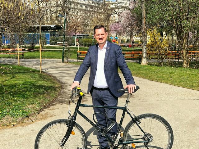 Bezirksvorsteher Marcus Franz (SPÖ) freut sich über die Rad-Offensive für Favoriten. | Foto: Schuster