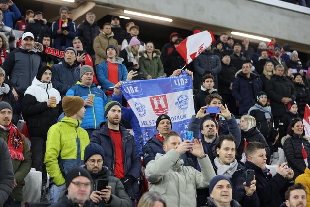 Selbst Fans des FC Blau-Weiß Linz ließen sich es nicht nehmen, die neue LASK-Arena zu besuchen. | Foto: Reischl