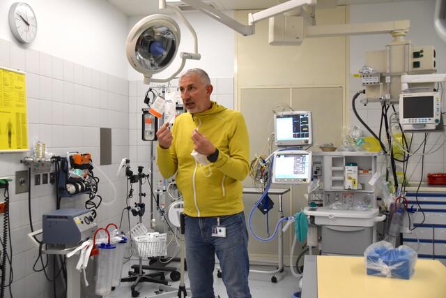 Der Organisationsablauf im Krankenhaus wird dabei direkt vor Ort erklärt.  | Foto: Barbara Fluckinger