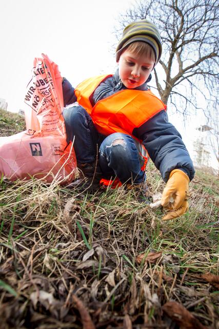 Auch die Kleinen helfen schon mit. | Foto: NÖ Umweltverbände