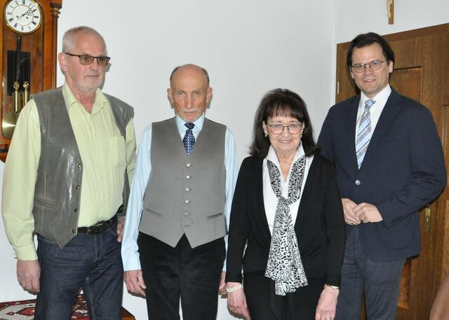 v.l.n.r. GR Josef Ott, Fritz und Anneliese Bauer, BGM Bernhard Heinl | Foto: Marktgemeinde Michelhausen