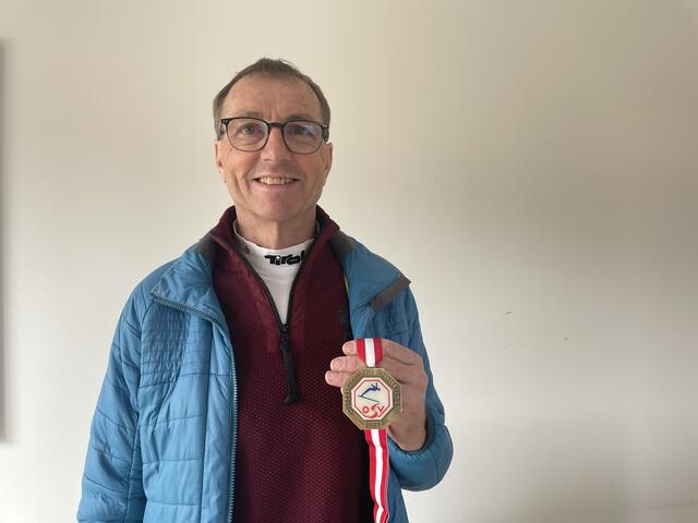 Johann Pausch mit seiner Bronzemedaille, die er bei der Tour de Ramsau/Dachstein 2023 gewann. | Foto: Peter J. Wieland