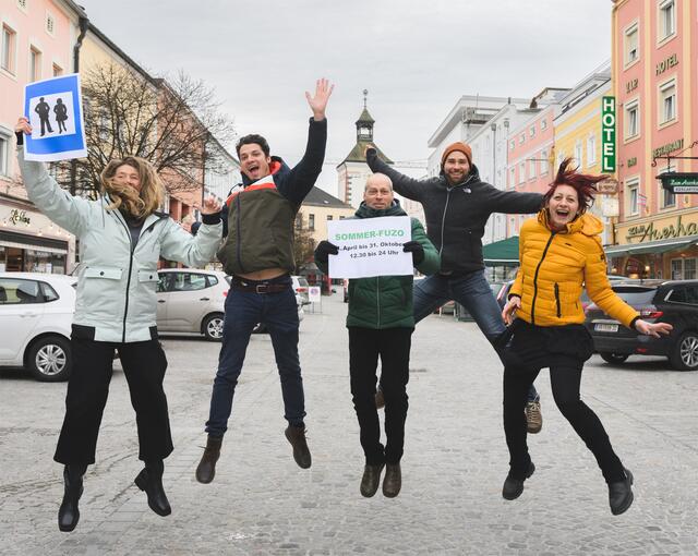 Von Anfang April bis Ende Oktober ist der Stadtplatz in Vöcklabruck zeitweise für Autos gesperrt.  | Foto: Grüne Vöcklabruck 