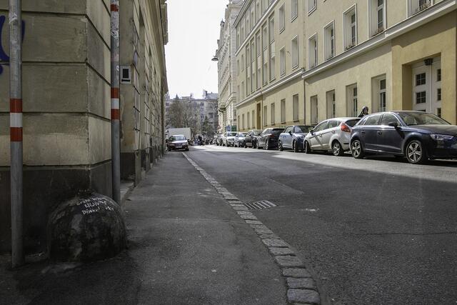 Im Bezirksparlament wurde die weitere Umgestaltung der Königsegggasse mehrheitlich beschlossen. Statt grauen Asphalt und schmalen Gehsteigen soll es Grünflächen, Bäume und breitere Gehwege geben.  | Foto: BV 6