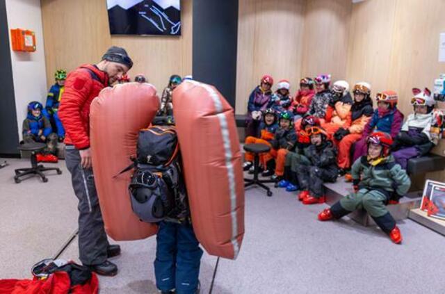 Die Kinder erlebten hautnah was passiert wenn ein Lawinenrucksack ausgelöst wird. | Foto: LPD Tirol