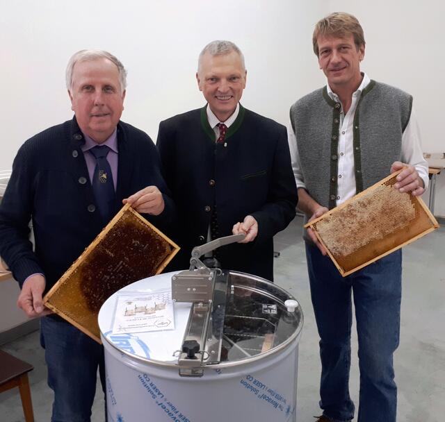 Obmann Willi Kastenauer, Landtagsabgeordneter Josef Schöchl und vom Imkerhof Gregor Glaser beim Honigschleudern. | Foto: Glaser