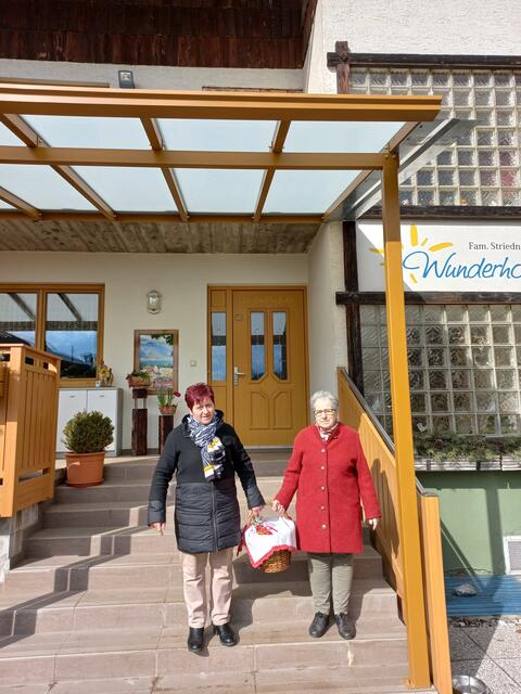 Michaela Striedner und Roswitha Zankl mit einem traditionellen Osterkorb aus dem „Wunderhof“ | Foto: Striedner