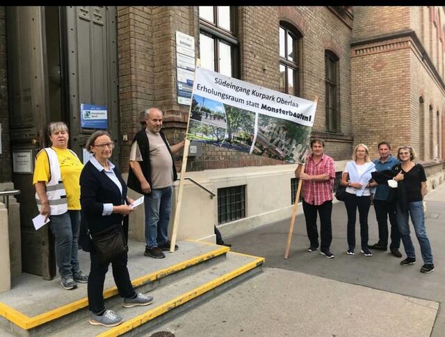 Die Initiative Lebensraum Oberlaa vor dem Favoritner Amtshaus. | Foto: Initiative Lebensraum Oberlaa