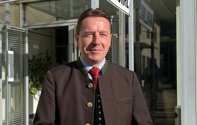 Erwin Angerer fordert, dass der Landeshauptmann auf 20 Minuten seiner Redezeit verzichten soll. | Foto: MeinBezirk