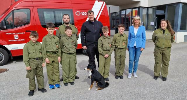 Bürgermeisterin Böhm (2. v. r.) stattete dem bunten Treiben einen Besuch ab und gratulierte den Jugendlichen zur ihren tollen Leistungen. | Foto: BFKDO Neusiedl am See