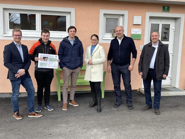 Markus Leeb (FH Salzburg), Lukas Fellner, Nikolaus Eisl (beide Studierende FH Salzburg), LH-Stv. Martina Berthold, Wolfgang Arming (SOS-Kinderdorfleiter Salzburg) und Georg Thor (Energieberatung Salzburg) diskutierten im betroffenen Haus die möglichen Effizienzmaßnahmen. | Foto: Philip Steiner