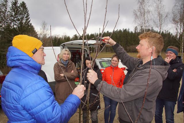 Obstbaumgärtner Gregor Mahringer vom Biohof Mahringer informieret über die Biologie der Obstbäume und deren Pflege.  | Foto: Helmut Eder