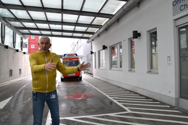 Der anfängliche Rückblick im Pflege Campus Kufstein mündet in spannende Einblicke im Krankenhaus.  | Foto: Barbara Fluckinger
