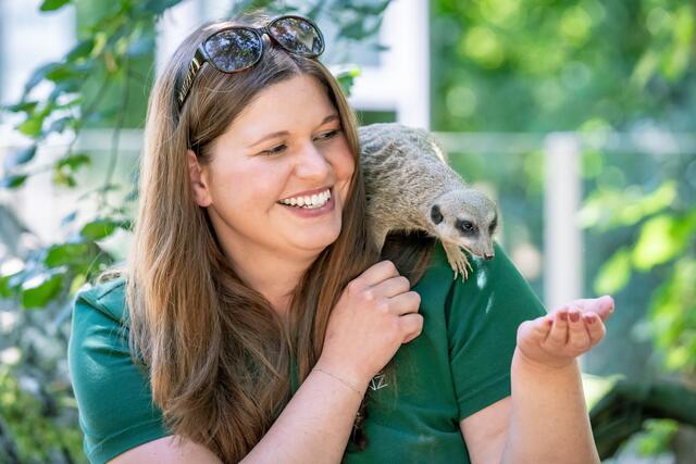 Die studierte Biologin Melanie Saxinger arbeitet seit 2018 im Linzer Zoo. | Foto: Zoo Linz