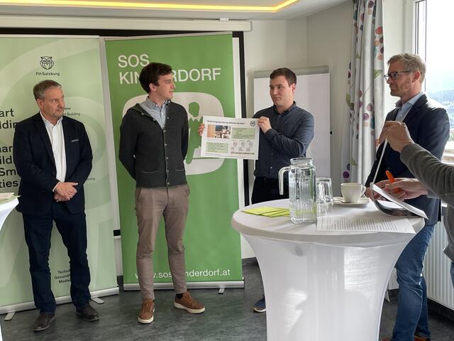 Die beiden Studenten Nikolaus Eisl und Lukas Fellner bei der Präsentation ihres praktischen Uniprojekts. | Foto: Philip Steiner
