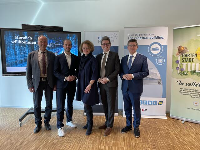 Vereinsobmann Harald Schaber, Staatssekretär Florian Tursky, Bildungs-Landesrätin Christiane Teschl-Hofmeister, Bildungsminister Martin Polaschek, HAK Tulln Direktor Peter Eisenschenk. | Foto: Victoria Edlinger