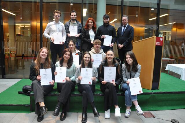 Die Gewinnerinnen und Gewinner in den einzelnen Kategorien gemeinsam mit Bildungslandesrätin Dr.in Cornelia Hagele und Bildungsdirektor Dr. Paul Gappmaier. | Foto: Bildungsdirektion/Fritz