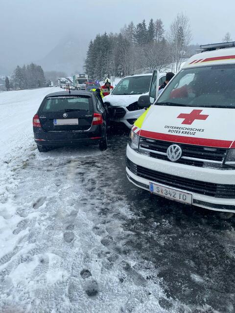 Ein 47-jähriger Fahrzeuglenker und seine 40-jährige Beifahrerin seien dabei leicht verletzt worden, der 59-jährige Lenker des zweitbeteiligten Fahrzeuges blieb unverletzt.
 | Foto: Feuerwehr Fuschl am See