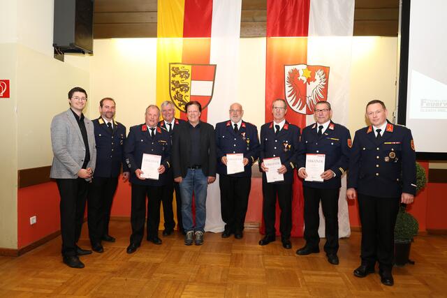 (v. l.) Lukas Gradnitzer, Rene Moser, Anton Macek, Reinhard Lassnig, Willi Koch, Alois Steinwender, Dietmar Lesacher, Siegfried Tidl, Martin Tidl | Foto: Feuerwehr Olsach-Molzbichl
