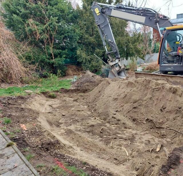 Nach einer kurzen Zeit wurde der Sprengstoff etwa einen halben Meter unter der Erde geortet und geborgen. Beim Einsatz wurde niemand verletzt, heißt es. | Foto: LPD Wien