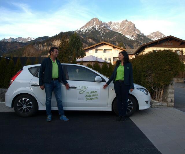 Petra und Erich Brugger sind ausgebildete Fachsozialbetreuer für Altenarbeit – sie haben sich auf die mobile Pflege spezialisiert.  | Foto: Petra und Erich Brugger