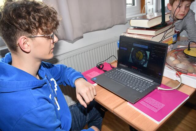  Unter ständiger Beobachtung via Live-Stream wurden Küken in der Mittelschule Pabneukirchen ausgebrütet. | Foto: Zinterhof