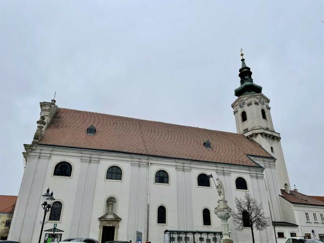 Die Pfarrkirche zur Heiligen Dreifaltigkeit am Hauptplatz | Foto: Michalka 