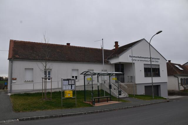 Die ehemalige Volksschule wurde zum Kommunikationszentrum in Spitzzicken. | Foto: Michael Strini