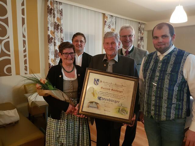 V.l.: Marianne Gaisberger, Vizebürgermeister Roland Auer, Ehrenbürger Gottfried Gaisberger, Bundesrat Ferdinand Tiefnig, Bürgermeister Christian Huber. | Foto: Gemeinde Gilgenberg