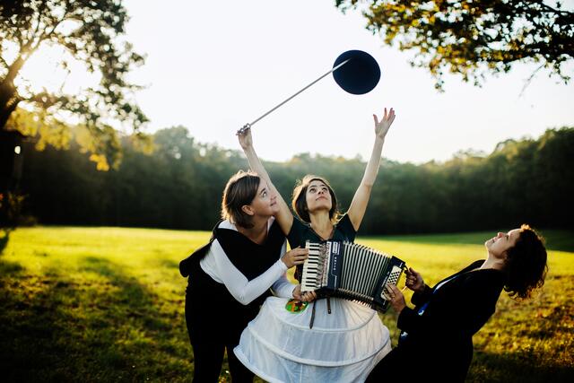 Familienkonzert: Ein Hut, ein Stock, ein Damenunterrock | Foto: Julia Wesely