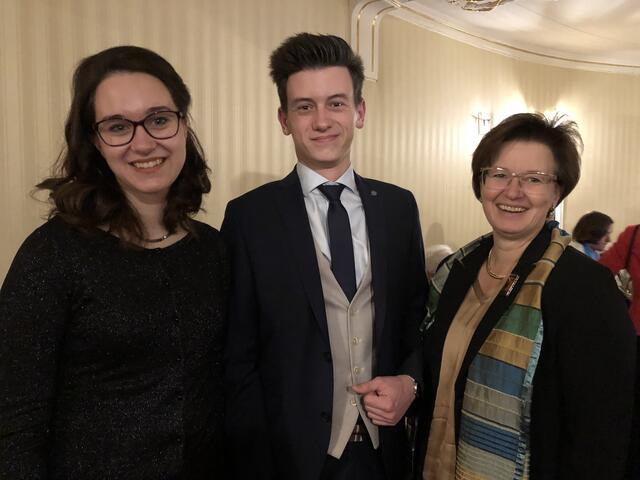 Elisabeth und Jonas Zeiler mit ihrer Mutter Karin: Auch wenn sie einmal nicht auf der Bühne stehen, besuchen sie das Stadttheater Baden gerne. | Foto: Stockmann