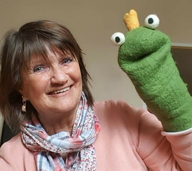 Elisabeth Wagner lädt zum Mitmachmärchen ein.  | Foto: Wagner