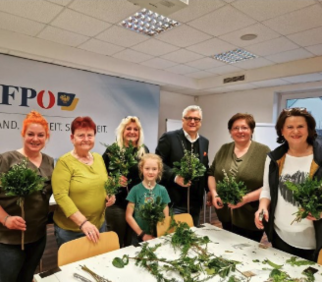 Julia Nußbaumer, Josefa Thor,
Ludwig Nußbaumer, BezPO LAbg. Martin Antauer, Irene Höfner und LAbg. Edith Mühlberghuber beim Palmbuschen-Binden | Foto: FPÖ