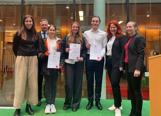 Die drei erfolgreichen Schüler:innen der HAK/HLW Landeck (v.l.): Sarah Pechtl, Bildungsdirektor Paul Gappmaier, Elena Hackl, Sarah Egger-Gassner, Luis Kröll, LR Cornelia Hagele und Charlotte Wesenjak. | Foto: HAK/HAS und HLW Landeck