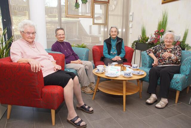 Die "Finstara Menscha" Elisabeth Vierlinger (94), Editha Stelzer (95), Gertrude Fliesser (96) und Hilde Lauß (90) verbringen gemeinsam ihren Lebensabend im Bezirksalten- und Pflegeheim Haslach. | Foto: Helmut Eder