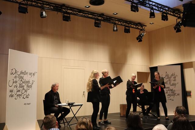 Das Vocalensemble "echt STARK" umrahmte die Ausstellungseröffnung musikalisch, Pfarrer Herbert Traxl stellte kalligrafische Texte, Zeichnungen und Bilder aus und las Werke von Hermann Hesse und Rainer Maria Rilke.  | Foto: Elisabeth Zangerl 