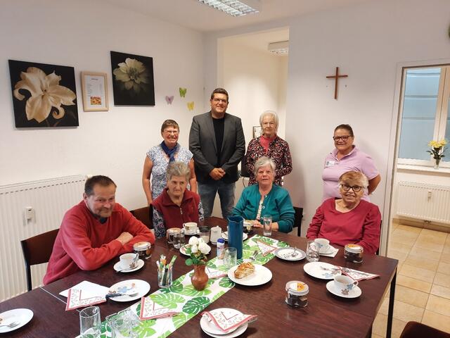 Besuch des Bürgermeisters Felix Grubich im Herbst bei einem der wöchentlichen Treffen im Gemeinschaftsraum. | Foto: Gemeinde Peilstein