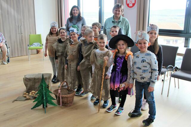 Die Volksschüler spielten den "Kartoffelkönig" im Pflegekompetenzzentrum Großpetersdorf.