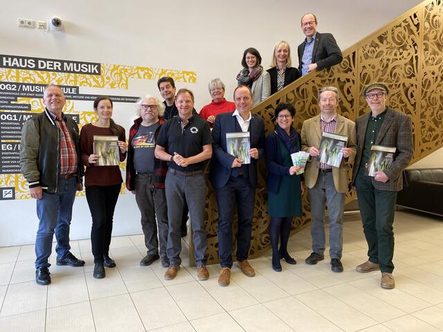 Erste Reihe v.l.: Peter Fried (Kunst, Kultur und Bier Nestelberg), Eva Lassnig (Koordination Kulturpakt Gleisdorf), Rudolf Nuster (Kunst, Kultur und Bier Nestelberg), Günter Berghold (Rundum-Kultur Sinabelkirchen), Christoph Stark (Bürgermeister Gleisdorf), Birgit Ferstl (Stadtbücherei Gleisdorf), Karl Bauer (Kulturreferent Gleisdorf), Werner Sonnleitner (Kulturmarkt Hartmannsdorf)
Zweite Reihe: Lazlo Palocz (Kellertheater Gleisdorf), Monika Hörmann (Rundum-Kultur Sinabelkirchen), Judith Waidacher (Stadtwerkstatt Gleisdorf), Sigrid Hörzer (MiR Museum im Rat- haus) und Gerwald Hierzi (Abteilung Kultur &amp; Marketing der Stadtgemeinde Gleisdorf) | Foto: Stadtmarketing Gleisdorf
