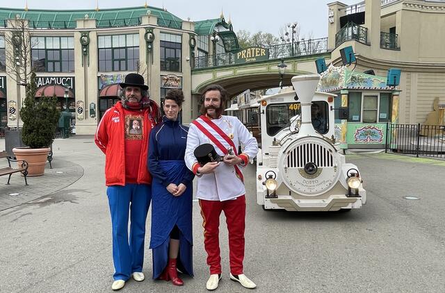 Kaiser Frantischek (r.) mit Kammerdiener Eugen und Wienerin Kati bieten Geschichte mit Augenzwinkern mittels App, Podcast oder Führungen im Prater. | Foto: Kathrin Klemm