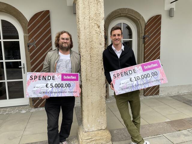 Ein satter Spendenerlös: Karl Karner (l.) und Gregor Schlierenzauer | Foto: RegionalMedien