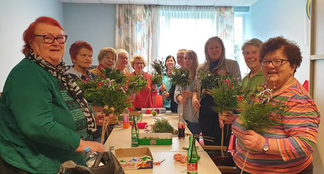 Obfrau Anita Neubauer (3.v.r.) freute sich über die gelungenen Palmbesen | Foto: privat