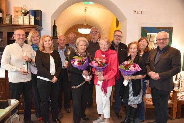 Bürgermeister Ferdinand Köck, GR Klaus Tremmel, GR Johanna Hofer, GGR Engelbert Sulyok und GR Peter Souczek mit Ferdinand Raisinger, Waltraud Gerlinde Schubert, Peter und Ingrid Bohinc, Liselotte Hödel sowie Sieglinde Reindl. | Foto: Baden Media
