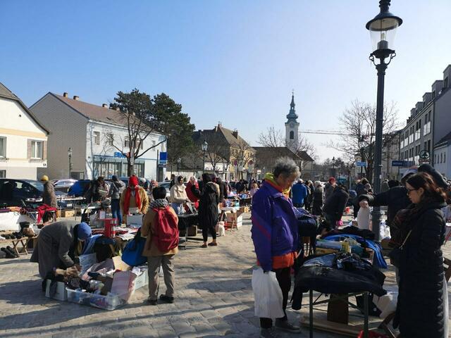 Kaiserwetter beim ersten Flohmarkt des Jahres am Maurer Hauptplatz Anfang März. | Foto: FZA