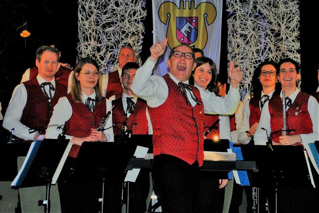 Kapellmeister Toni Mauerhofer absolvierten mit dem Musikerinnen und Musiker des Musikverein ein beschwingtes Frühjahrskonzert in der Sporthalle Ilz 