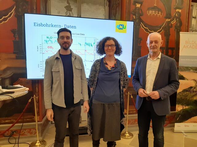 Vortragende Tino Blondiau und Julia Geißler-Katzmann mit Organisator Johannes Berthold.