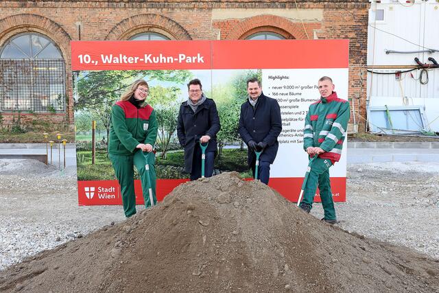 SPÖ-Klimastadtrat Jürgen Czernohorszky (2.vl) und SPÖ-Bezirksvorsteher Marcus Franz (2.vr) mit Gärtnern beim Spatenstich für den Walter-Kuhn-Park. | Foto: PID/Votava