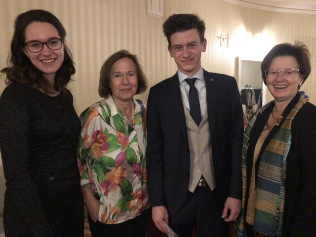 Zufällig traf Elisabeth Zeiler im Stadttheater ihre Sprachprofessorin am Konservatorium Wien, Sabine Muhar (2.v.l.) | Foto: Stockmann