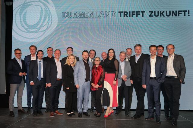Teil des Kern-Strategieteams: Klaus Hofmann, Werner Cerutti, Christian Zechmeister, Martin Ochsenhofer, Patrik Hierner, Stefan Kirschner, Brigitte Pelzer, Kurt Kaiser, Gerhard Hutter, Ulrike Tschach-Sauerzopf, Ronald Kantauer, Landeshauptfrau-Stellvertreterin Astrid Eisenkopf, Josef Puchas, Peter Prisching, Johannes Ehrenfeldner, Didi Tunkel, Florian Grösswang und Gernot Memmer | Foto: Burgenland Tourismus/Andreas Lepsi