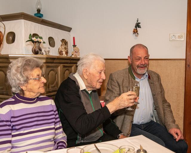 Ein Gläschen auf den runden Geburtstag von Alois Schennach: auch Bgm. Markus Köck kam zum Gratulieren. | Foto: Gem. Ehrwald